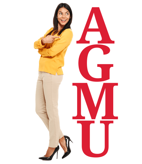 Estudiante al lado de letras AGMU