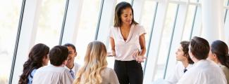 woman in business meeting - mujer en reunión de negocios